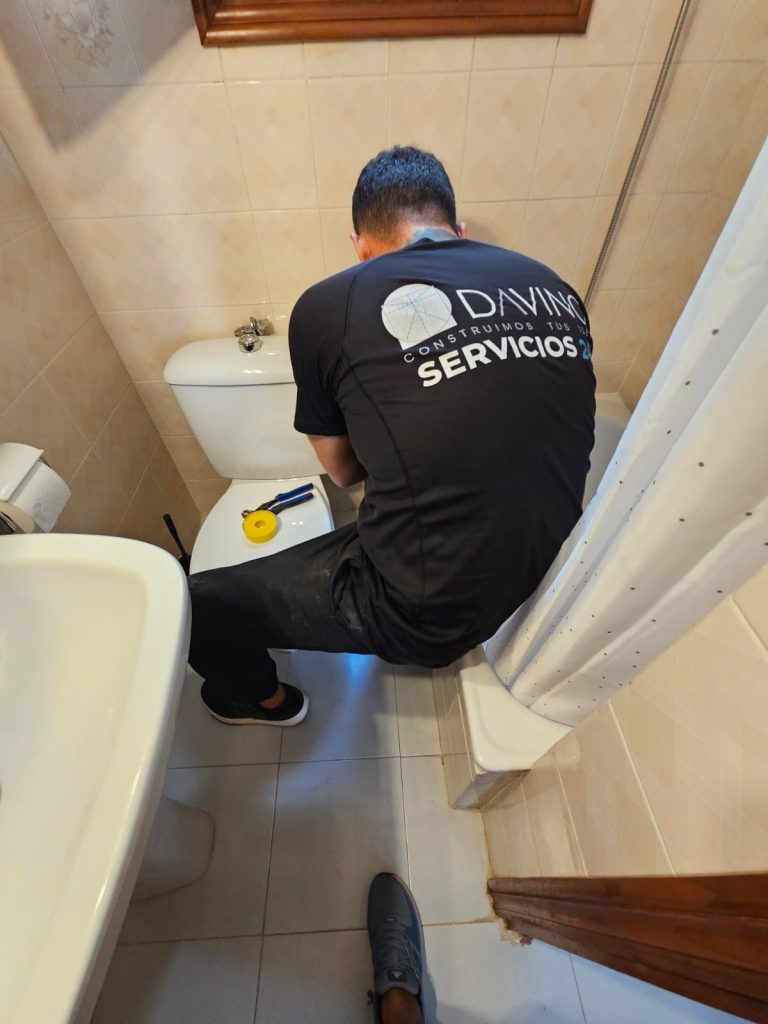 fontanero en Torrevieja reparando fuga de agua